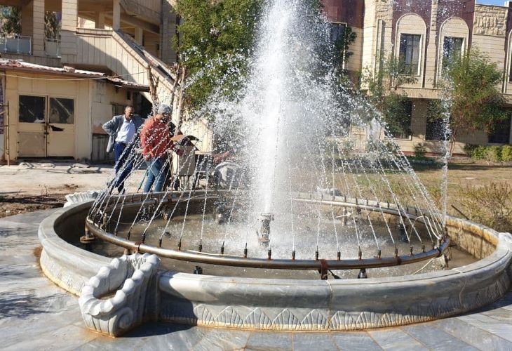 كلية العلوم الاسلامية  تعيد صيانة النافورات في حدائقها