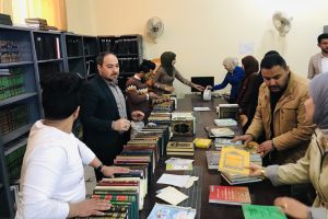 العالم الديني احمد الاسدي الحائري يهدي مكتبة كلية العلوم الإسلامية مجموعة قيمة من الكتب والمخطوطات