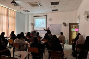 تدريسية في كلية العلوم الاسلامية تلقي محاضرة عن كيفية اعداد خطة درس