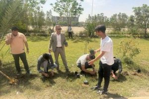 طلبة قسم الفقه وأصوله ينفذون حملة تشجير واسعة في كلية العلوم الإسلامية