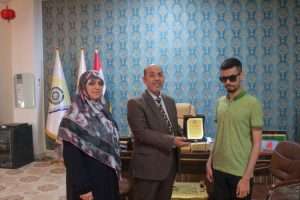 Read more about the article عميد كلية العلوم الإسلامية يكرم طالب الماجستير محمد تكليف لتميّزه في المحافل القرآنية