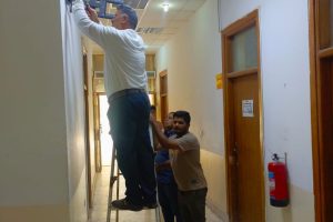 كلية العلوم الإسلامية تباشر بنصب شاشات عرض في الأقسام العلمية بجهود لجنة الصيانة