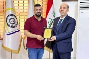 عميد كلية العلوم الإسلامية يكرم السيد محمد علي فاضل لجهوده المتميزة في وحدة الشؤون العلمية