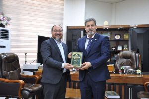 تدريسي من كلية العلوم الإسلامية يهدي مؤلفاته إلى رئيس جامعة كربلاء تقديراً للمسيرة العلمية