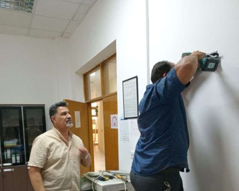 استمرار جهود لجنة الصيانة في كلية العلوم الإسلامية بجامعة كربلاء لتنصيب الشاشات الذكية دعمًا للعملية التعليمية