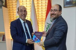 إهداء مؤلف “التحفة الفنية” لعمادة كلية العلوم الإسلامية دعماً للمكتبة الأكاديمية