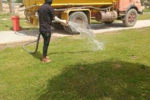 الوحدة الزراعية في كلية العلوم الإسلامية تواصل جهودها للعناية بحدائق الكلية..