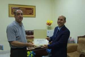 عميد كلية العلوم الإسلامية يكرم مسؤول قسم التدقيق والرقابة الداخلية في رئاسة الجامعة