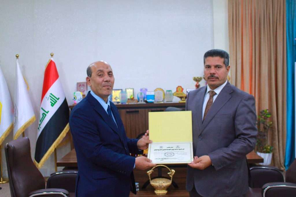 عميد كلية العلوم الإسلامية يكرم مساعد رئيس الجامعة للشؤون الإدارية تقديرًا لدعمه وجهوده المتميزة