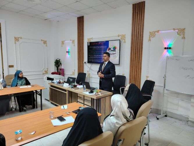 كلية العلوم الإسلامية بجامعة كربلاء تقيم دورة لتطوير المهارات الإدارية والمالية. أقامت كلية العلوم الإسلامية في جامعة كربلاء دورة تدريبية متخصصة بعنوان “تطوير المهارات الإدارية والمالية”، حاضر فيها معاون عميد الكلية الدكتور صادق الحسناوي صادق عباس راهي، بحضور عدد من منتسبي الكلية والمشاركين المهتمين بالمجال الإداري والمالي. وتهدف الدورة إلى رفع كفاءة العاملين وتطوير معارفهم في مجالات الإدارة والمالية، حيث تضمنت شرحاً مفصلاً لمفهوم الموازنة العامة، وآلية إعدادها، وأنواعها، إضافة إلى التطرق لمفهوم الموازنة على مستوى المنشأة وكيفية إعداد الحسابات الختامية. كما تناولت الدورة مفهوم الرقابة والتدقيق المالي، والتطور التاريخي له، فضلاً عن التعريف بالضوابط المعتمدة في هذا المجال، والمهارات والمميزات الواجب توافرها في موظفي الرقابة. واختتمت الدورة بأداء امتحان تقويمي للمشاركين، لتحديد مدى استفادتهم من الموضوعات المطروحة وتقييم مستوى التحصيل العلمي والعملي لديهم.