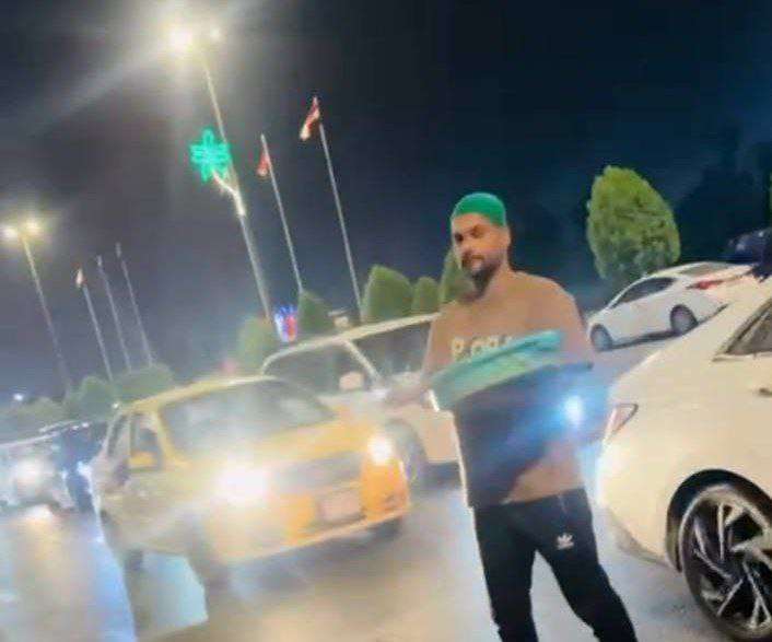 طالب من كلية العلوم الإسلامية يشارك في خدمة الزائرين ضمن المواكب الحسينية في شهر محرم الحرام