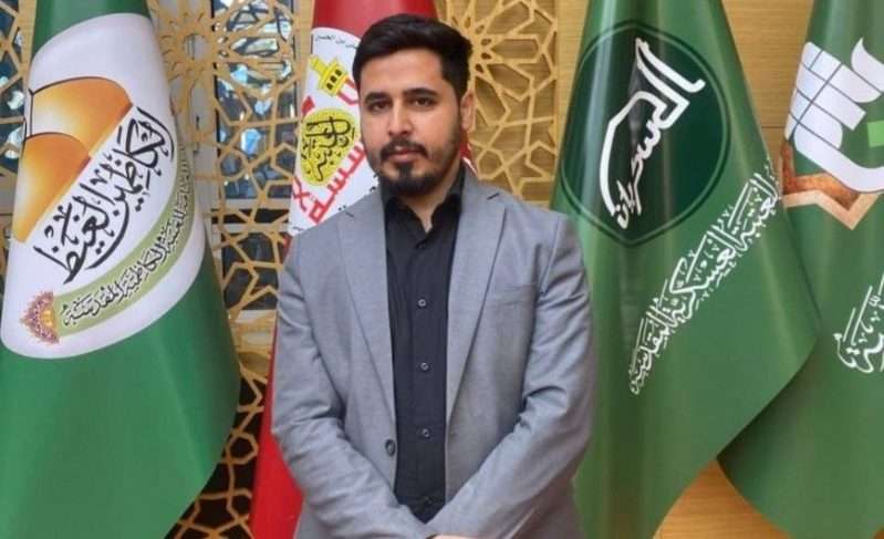 تدريسي من كلية العلوم الإسلامية ينشر مقالا علميا في الموقع الرسمي للعتبة العباسية المقدسة. نشر المدرس المساعد علي جعفر حسن، التدريسي في كلية العلوم الإسلامية بجامعة كربلاء ، مقالا علميا متميزا على الموقع الرسمي للعتبة العباسية المقدسة، بعنوان: “تجليات النهضة الحسينية في خطب السيد الشهيد حسن نصر الله”. تناول الباحث في مقاله أبعاد النهضة الحسينية كما ظهرت في خطابات السيد الشهيد حسن نصر الله، مبيِّنا كيف أصبحت هذه النهضة مصدرا للإلهام والمقاومة في وجه الاستكبار والطغيان، وجذوة حية تُشعل في الأمة روح العزّة والكرامة. استعرض المقال الأثر العميق للخطاب العاشورائي في تشكيل وعي الأمة، من خلال تسليط الضوء على رمزية كربلاء ودروسها الخالدة، مؤكِّدا أن السيد نصر الله – بوعيه وثباته – يُجسّد صورة القائد الحسيني في العصر الحديث، الذي جعل من ثورة الإمام الحسين (عليه السلام) منبعًا للثبات والحرية والكرامة. وقد ضمّن الباحث فقرات من خطب السيد نصر الله، التي أشار فيها إلى أن مدرسة الإمام الحسين (عليه السلام) تمثل ثروة إنسانية وإيمانية وأخلاقية، وأنها ملك للبشرية جمعاء، مؤكدًا أن الأمة تحتاج إلى هذه المدرسة لاستلهام معاني الصبر، والثبات، والإباء، في كل مراحل المواجهة مع قوى الباطل. واختتم المقال بالتأكيد على أن النهضة الحسينية ليست حدثًا تاريخيا محدودا، بل مشروع إنساني متجدد، يسكن الوجدان ويصنع التغيير، وأن السيد نصر الله إنما يمثل صوت كربلاء في هذا الزمن، وامتدادا لصرخة الإمام الحسين (عليه السلام) في وجه الظلم والانحراف. يُذكر أن نشر هذا المقال على الموقع الرسمي للعتبة العباسية يعكس مكانة الباحث العلمية واهتمامه بالقضايا الفكرية المعاصرة من منطلقات دينية وأخلاقية وإنسانية.