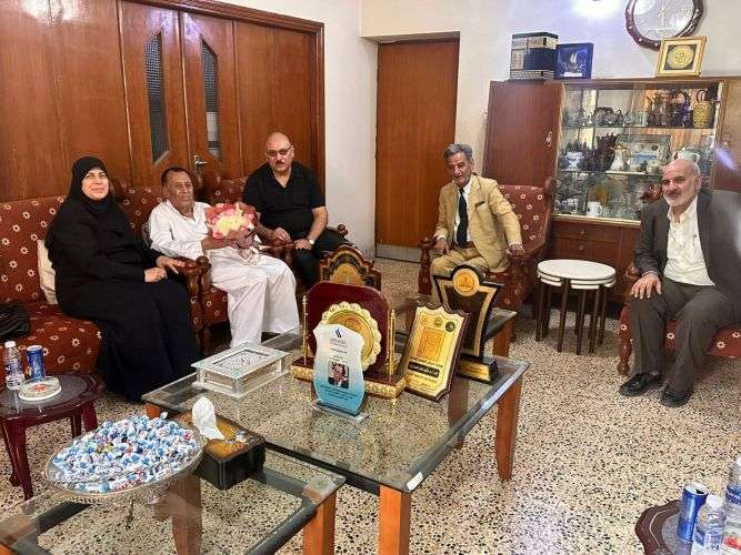 وفاءً واعتزازا بالرموز العلمية.. التدريسية الدكتورة وفاء عباس فياض تزور العلامة فاضل السامرائي في منزله ببغداد
