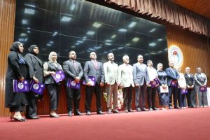 Read more about the article وزير التعليم يكرم الطلبة الأوائل بجائزة قائمة وزير التعليم العالي والبحث العلمي للمتفوقين