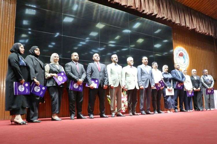 وزير التعليم يكرم الطلبة الأوائل بجائزة قائمة وزير التعليم العالي والبحث العلمي للمتفوقين