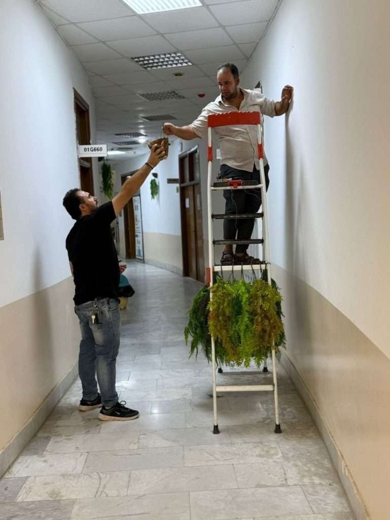 الوحدة الزراعية في كلية العلوم الإسلامية تُنجز أعمال تزيين الأروقة والأقسام استعدادا للعام الدراسي الجديد