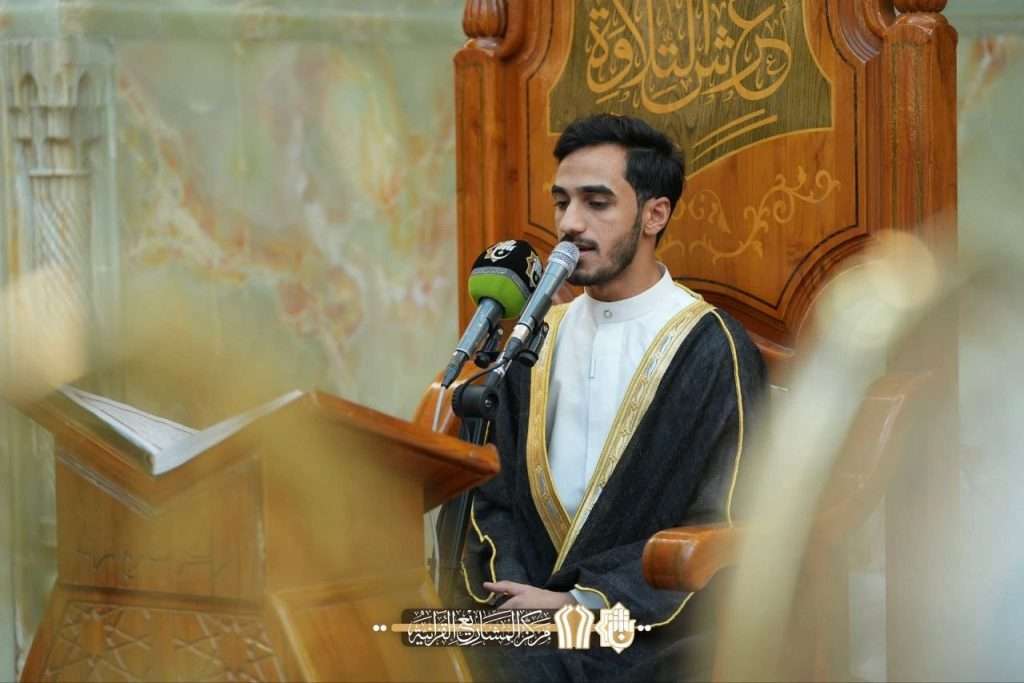 طالب من كلية العلوم الإسلامية يشارك في استئناف الختمة القرآنية المرتلة في الصحن العباسي المطهر