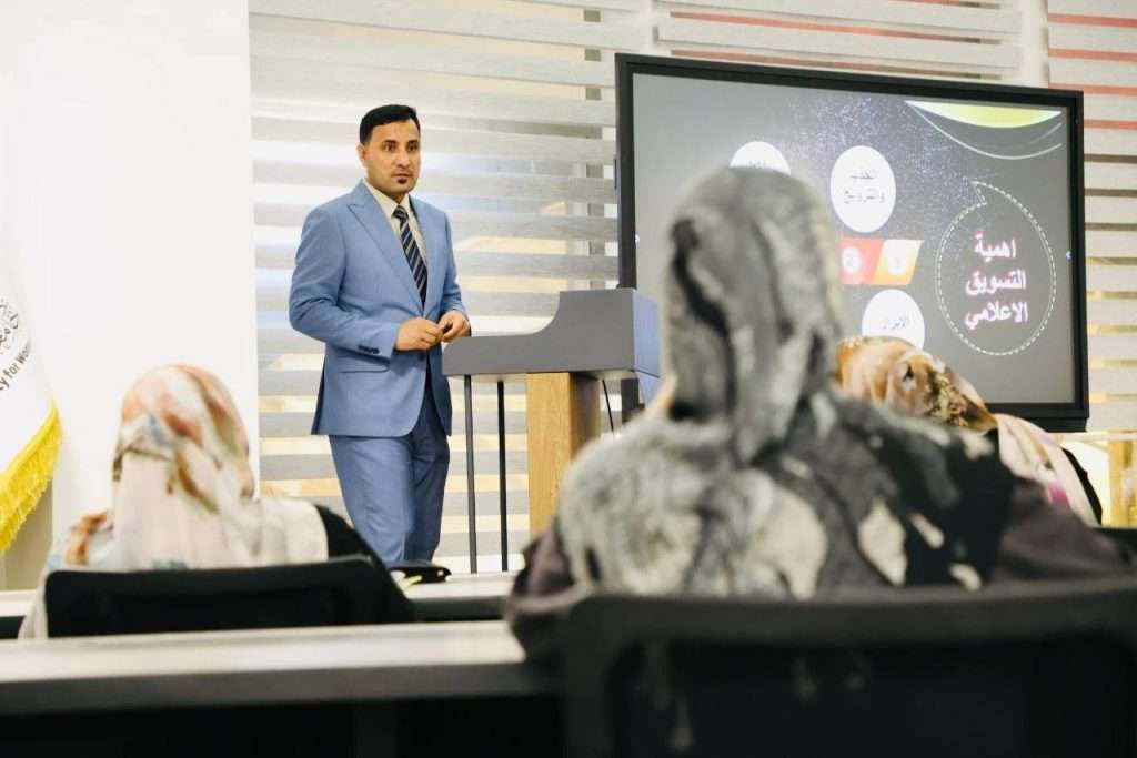 تدريسي من كلية العلوم الإسلامية يشارك في ورشة عمل عن مهارات التسويق الإعلامي في العصر الرقمي بجامعة الزهراء (عليها السلام) للبنات