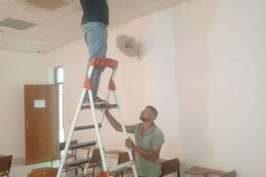 لجنة الصيانة في كلية العلوم الإسلامية تبذل جهودا متميزة لصيانة الإنارة في القاعات الدراسية