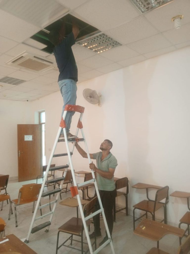 لجنة الصيانة في كلية العلوم الإسلامية تبذل جهودا متميزة لصيانة الإنارة في القاعات الدراسية