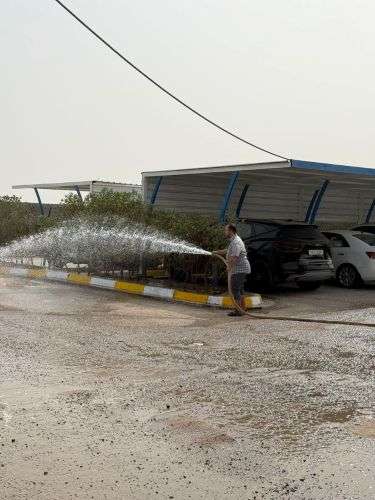 جهود استثنائية لخدمات كلية العلوم الإسلامية في تنظيف أروقة الكلية وغسل الكراج