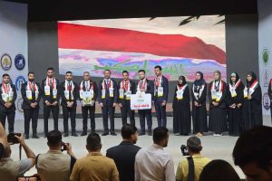 تكريم طالبتين من كلية العلوم الإسلامية ضمن الفرق الطلابية التطوعية من قبل وزير التعليم العالي الدكتور نعيم العبودي