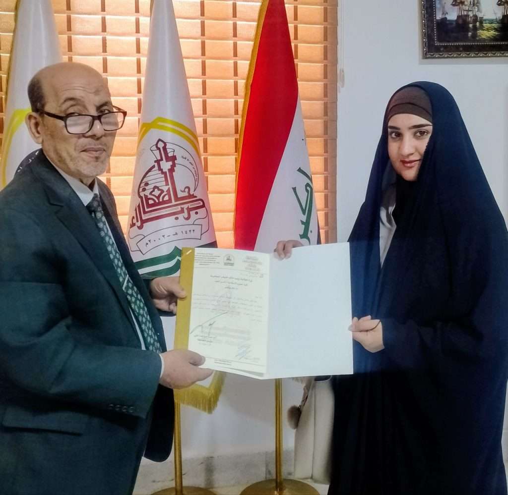 طالبة من كلية العلوم الإسلامية تحصل على كتاب شكر من رئيس جامعة كربلاء لتميّزها في النشاطات الطلابية