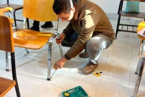 وحدة شؤون المرأة في كلية العلوم الإسلامية تنظّم حملة لتصليح كراسي جلوس الطلبة بالتعاون مع طلبة قسم الفقه وأصوله