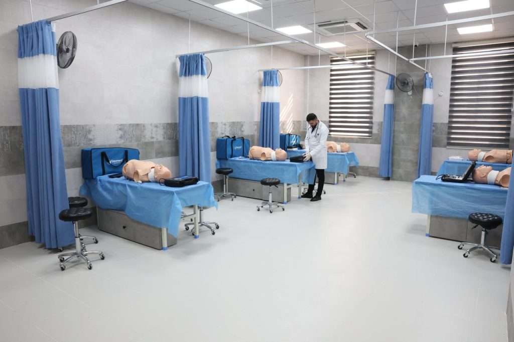 وزير التعليم يفتتح مركز المهارات التمريضية والمحاكاة السريرية والمختبرات الرقمية في كلية التمريض بجامعة الكوفة