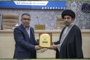 تدريسي في كلية العلوم الإسلامية ينال تكريماً من المتولّي الشرعي للعتبة العباسية في اليوم العالمي للغة العربية