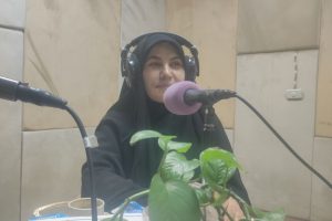 تدريسية من كلية العلوم الإسلامية تسجّل حلقة إذاعية في إذاعة الكفيل عن صدقة السر وسيرة الإمام الهادي (ع)