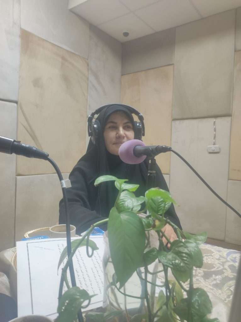 تدريسية من كلية العلوم الإسلامية تسجّل حلقة إذاعية في إذاعة الكفيل عن صدقة السر وسيرة الإمام الهادي (ع)