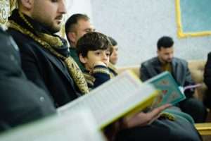 طالب من كلية العلوم الإسلامية يشارك في جلسة قرآنية مباركة بمنطقة زغيب