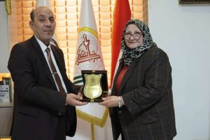 عميد كلية العلوم الإسلامية يكرّم الأستاذة الدكتورة نداء حسين فهمي بمناسبة إحالتها على التقاعد
