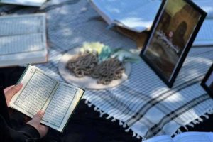 طالبات علوم القرآن والتربية الإسلامية  في كلية العلوم الإسلامية يعقدن جلسة لتلاوة القرآن في الحديقة