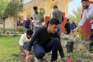 طلبة المرحلة الثالثة في قسم اللغة العربية ينفذون حملة تطوعية ونشاطاً لا صفياً بالتعاون مع الوحدة الزراعية